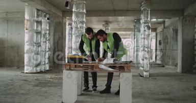 两名年轻建筑师为施工现场制定<strong>工作计划</strong>。
